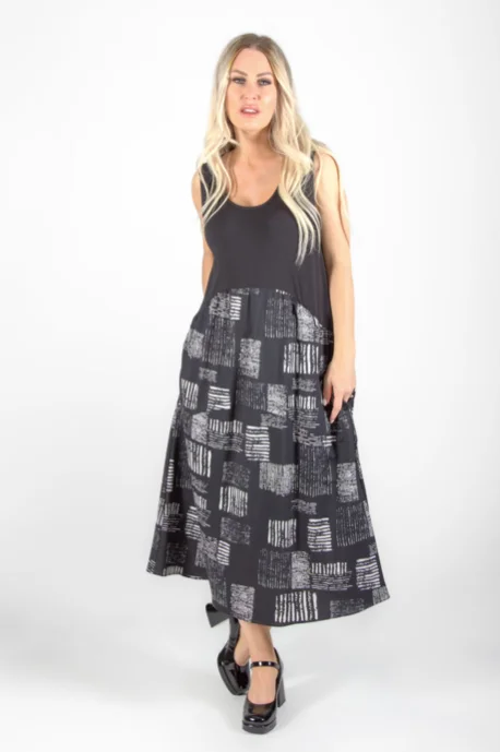 Sleeveless Black/White Pattern Dress